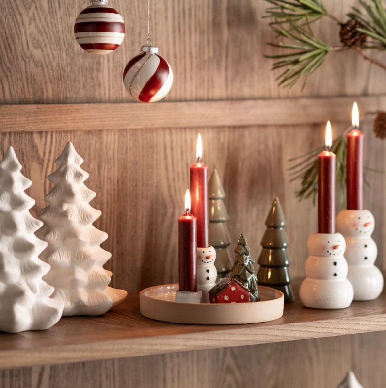 Piatto portacandele di Natale in ceramica con pupazzo di neve, albero e casetta, con spazio per due candele